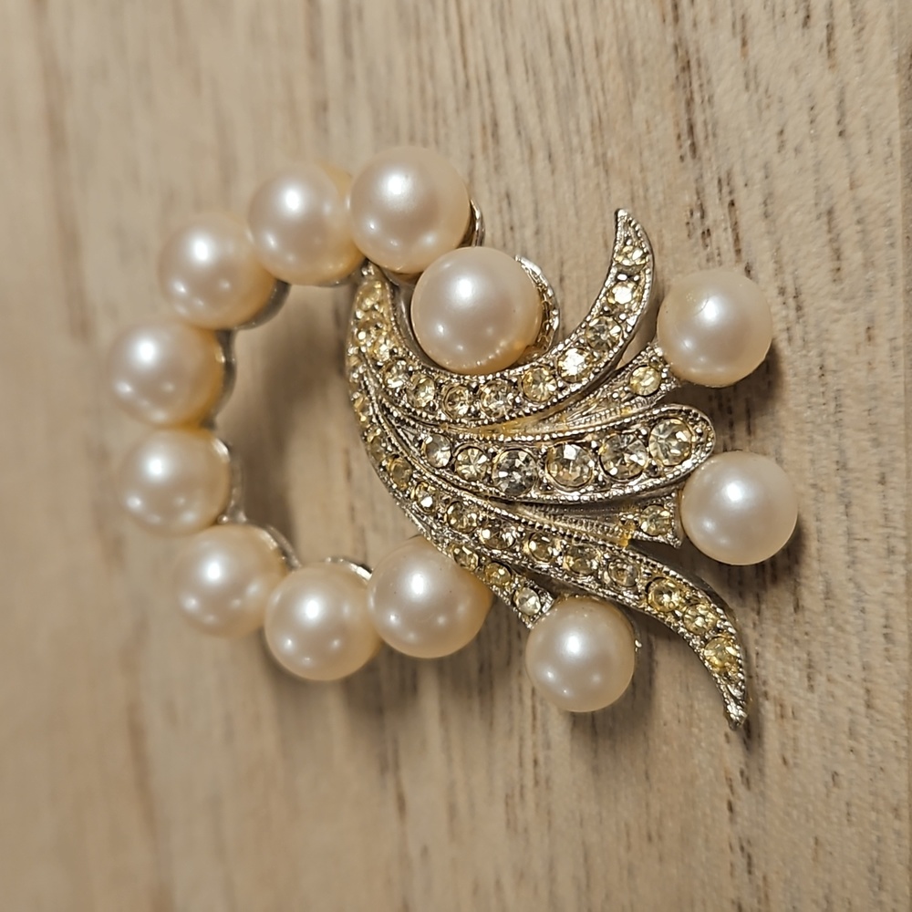 Vintage silver tone pearl and clear rhinestone brooch unsigned beauty - Picture 5 of 5